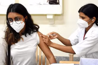 Nhân viên y tế tiêm vaccine ngừa Covid-19 cho người dân tại Bangalore (Ấn Độ). (Ảnh: THX/TTXVN)