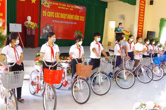 Trao học bổng và xe đạp cho học sinh vượt khó học tốt vùng nông thôn Sóc Trăng.