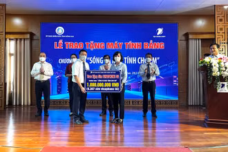 Giám đốc Sở Giáo dục và Đào tạo tỉnh Đồng Nai Trương Thị Kim Huệ (bên phải) tiếp nhận thiết bị từ đại diện VNPT.