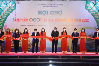 Đại diện lãnh đạo tỉnh Hà Tĩnh và các đơn vị chợ cắt băng khai mạc hội chợ.