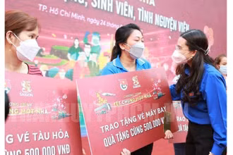 Đại diện Trung ương Đoàn trao vé máy bay miễn phí tặng người lao động.