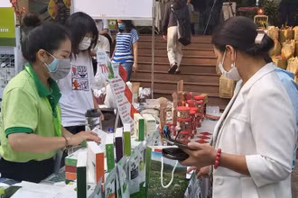 Người tiêu dùng mua hàng hóa tại Phiên chợ Tết Xanh-Quà Việt Xuân Nhâm Dần 2022.