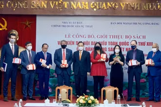 Đồng chí Lê Hoài Trung trao tặng bộ sách cho Đại sứ, Phó Đại sứ và Đại biện các cơ quan đại diện ngoại giao nước ngoài tại Việt Nam.