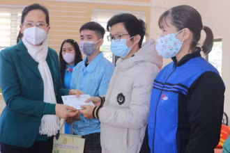 Lãnh đạo tỉnh Hà Nam trao quà Tết cho công nhân có hoàn cảnh khó khăn.