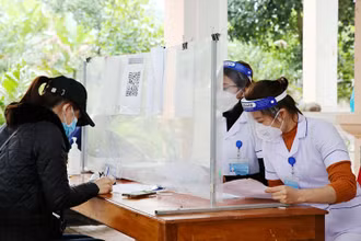 Lực lượng y tế ở Hà Tĩnh hướng dẫn người dân về quê khai báo y tế và thực hiện nghiêm túc các quy định phòng dịch. 