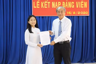 Trao quyết định kết nạp Đảng cho đảng viên trẻ. (Ảnh minh họa: TTXVN)