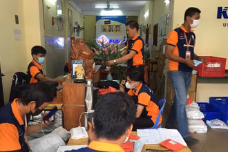 Nhân viên Công ty Camship xem kỹ đơn hàng trước khi chuyển đi (Ảnh: Nguyễn Hiệp)