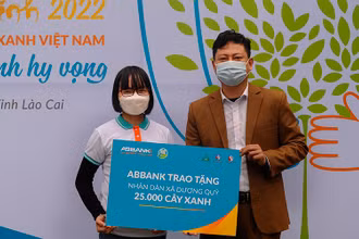 Đại diện ABBANK trao tặng cây xanh cho người dân và chính quyền xã Dương Quỳ.