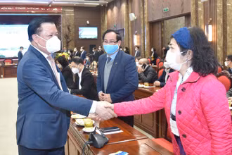 Bí thư Thành ủy Hà Nội Đinh Tiến Dũng trò chuyện với các đại biểu.