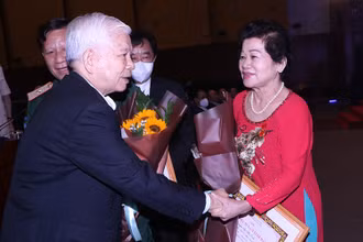 Nguyên Chủ tịch nước Nguyễn Minh Triết thăm hỏi các cán bộ lão thành.