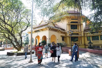 Khách du lịch tham gia tour khám phá kiến trúc Pháp trong lòng Hà Nội - một tour du lịch mới được đưa vào khai thác.