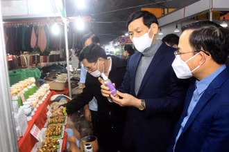 Các đại biểu tham quan các gian hàng bình ổn giá tại Hội chợ.