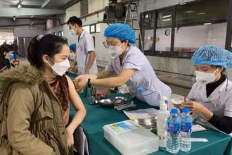Nghệ An tập trung đẩy nhanh tiến độ tiêm vaccine ngừa Covid-19. (Ảnh: Tiến Hùng)
