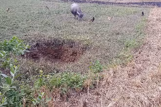 Các hố sụt lún từ việc khai thác mỏ sắt tầng sâu Núi Quặng đến nay chưa được khắc phục. 