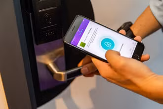 Mở khóa phòng bằng digital key trên điện thoại cùng hệ thống cabin tắm đổi màu là 2 trong số nhiều điểm mang lại hứng thú bất ngờ cho khách hàng trong hành trình trải nghiệm SOJO.