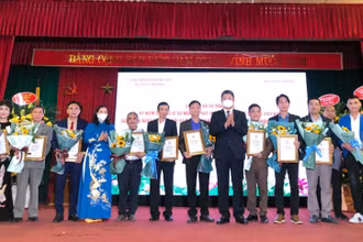 Lãnh đạo TP Hà Nội và Sở Công thương Hà Nội trao danh hiệu, bằng khen cho các nghệ nhân tiêu biểu.