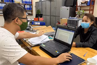 Lực lượng công an lấy lời khai đối tượng Lộc Thị Luân.