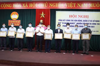 Khen thưởng các đơn vị thực hiện tốt công tác vận động Quỹ “Vì người nghèo”.
