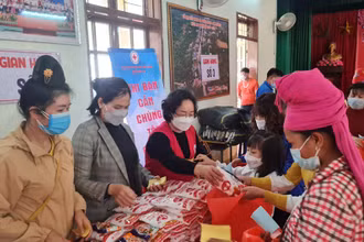 Phiên “Chợ nhân đạo” với những nhu yếu phẩm thiết yếu hỗ trợ các hộ nghèo trong dịp Tết.