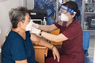 Sóc Trăng tăng cường tiêm vaccine ngừa Covid-19 cho người dân để tạo miễn nhiễm cộng đồng.