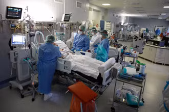 Các nhân viên y tế điều trị cho bệnh nhân Covid-19 ở Ba Lan, ngày 11/1. Ảnh: Reuters.
