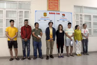 8 đối tượng bị bắt giữ khẩn cấp để điều tra hành vi môi giới mại dâm.