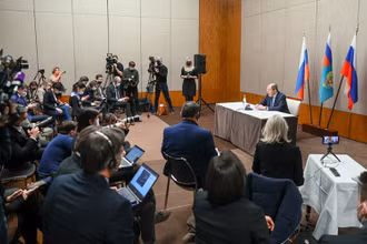 Bộ trưởng Ngoại giao Nga Sergei Lavrov trả lời báo chí ngày 21/1. Ảnh: Bộ Ngoại giao Nga (mid.ru)