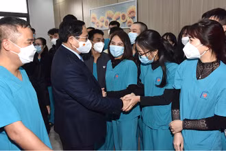 Thủ tướng Phạm Minh Chính tới thăm, chúc Tết đội ngũ bác sĩ, y tá, nhân viên y tế đang làm nhiệm vụ tại Bệnh viện điều trị bệnh nhân Covid-19 của Bệnh viện Đại học Y Hà Nội, đặt tại quận Hoàng Mai.