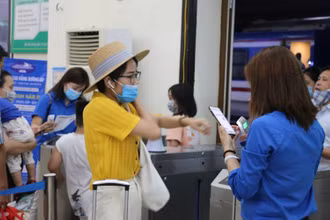 Hành khách đi tàu phải thực hiện nghiêm các biện pháp phòng dịch. (Ảnh: Tổng công ty Đường sắt Việt Nam cung cấp)