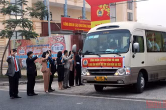 Những chuyến xe miễn phí đưa công nhân về quê đón Tết.