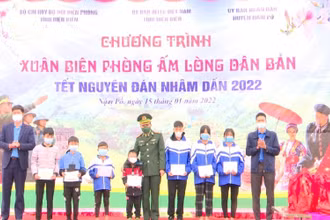 Bộ đội Biên phòng tỉnh Điện Biên trao quà tặng các cháu học sinh đang được Đồn Biên phòng Nà Hỳ chăm nuôi, hỗ trợ.