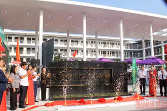Nghi thức khánh thành Trường THCS Châu Hòa.