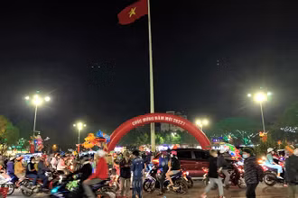 Nhiều người dân ở Đắk Lắk đổ về khu vực Ngã 6 Buôn Ma Thuột vui chơi chờ đón Giao thừa Xuân Nhâm Dần 2022.