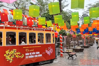 Phố Sách được trang hoàng ấn tượng trong ngày khai mạc.