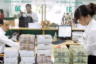 Cần hỗ trợ để người dân tiếp cận dịch vụ tài chính chính thống. Ảnh minh họa: TTXVN
