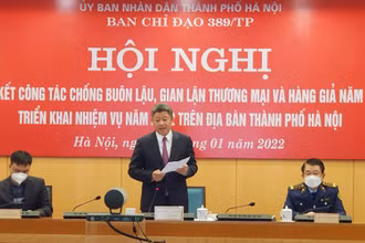 Phó Chủ tịch UBND TP Hà Nội Nguyễn Mạnh Quyền phát biểu tại hội nghị tổng kết công tác chống buôn lậu, gian lận thương mại và hàng giả năm 2021, triển khai nhiệm vụ năm 2022 trên địa bàn.