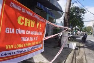 Các nhà cách ly được chăng dây mềm và dán bảng thông báo.