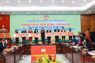 Mặt trận Tổ quốc thành phố Hà Nội chuyển giao kinh phí từ chương trình “Sóng và máy tính cho em” tới  mặt trận các cấp.