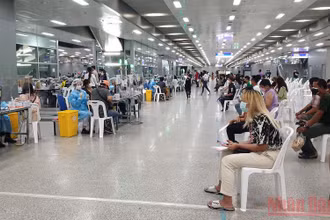 Người dân chờ tiêm vaccine tại Trung tâm Tiêm chủng trung ương ở thủ đô Bangkok, Thái Lan. (Ảnh: NAM ĐÔNG)