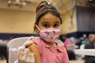 Bé gái được tiêm vaccine ngừa Covid-19 tại bang Pennsylvania, Mỹ, ngày 5/12/2021. (Ảnh: Reuters)