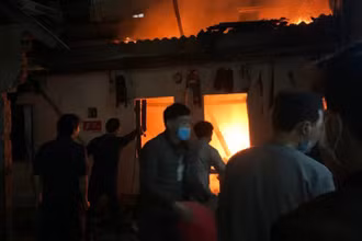 Vụ nổ khiến phòng trọ bốc cháy ngùn ngụt. (Ảnh: TTXVN)
