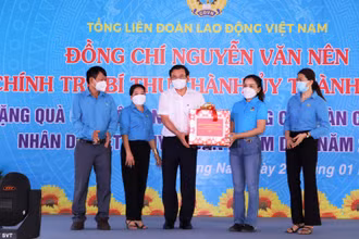 Đồng chí Nguyễn Văn Nên tặng quà cho Công đoàn Công ty TNHH Pouchen Việt Nam.