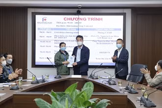 Tổng Giám đốc Bảo hiểm xã hội Việt Nam Nguyễn Thế Mạnh tặng quà người nhà bệnh nhân đặc biệt khó khăn tại Bệnh viện Đại học Y Hà Nội. (Ảnh: VSS)
