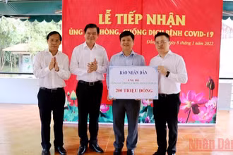 Thay mặt Báo Nhân Dân, đồng chí Lê Quốc Minh đã trao tặng số tiền 200 triệu đồng hỗ trợ tỉnh Đồng Nai thực hiện công tác phòng, chống dịch Covid-19. Đây là tấm lòng của các phóng viên, biên tập biên Báo Nhân Dân, mong muốn góp phần nhỏ vào công tác phòng, chống dịch Covid-19 của tỉnh. 