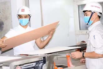 Học viên thực hành trong khóa đào tạo nâng cao kỹ năng nghề để duy trì việc làm ở Trường cao đẳng Cơ khí nông nghiệp. (Ảnh: Duy Nhi).