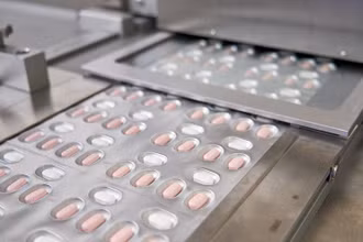 Sản xuất thuốc điều trị Covid-19 Paxlovid của Pfizer tại Ascoli, Italia, ngày 16/11/2021. (Ảnh: Reuters)