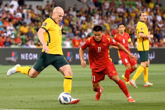 Phạm Tuấn Hải đối đầu cùng chân sút Aaron Mooy. (Ảnh: Getty)