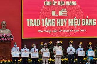 Trao Huy hiệu Đảng cho các đồng chí cao niên tuổi Đảng.