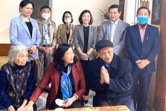 Đồng chí Bùi Thị Minh Hoài, Bí thư Trung ương Đảng, Trưởng Ban Dân vận Trung ương thăm, tặng quà Mẹ Việt Nam Anh hùng Bùi Thị Mính.