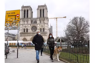 Người dân đeo khẩu trang phòng lây nhiễm COVID-19 tại Paris (Pháp). (Ảnh: THX/TTXVN)